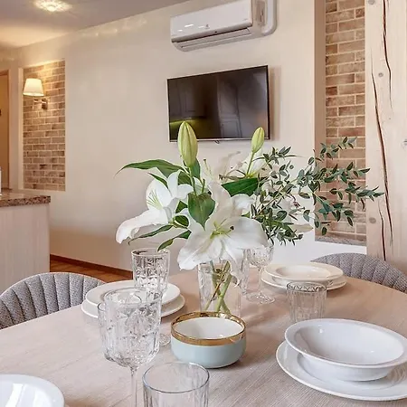 Domillion New 2bdr Old Town Amber Z1b5